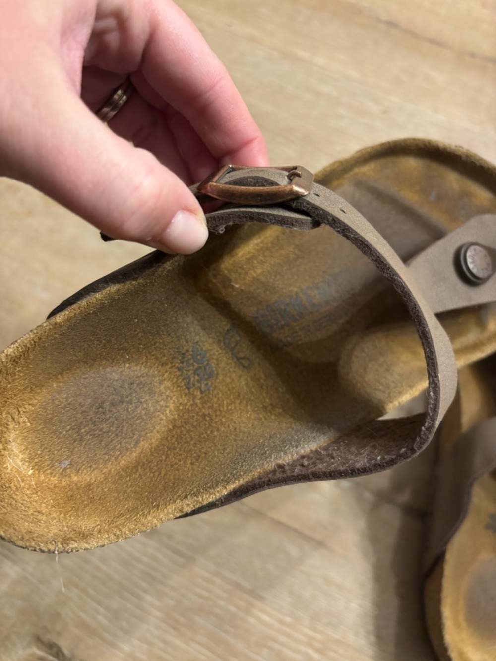Birkenstock Gizeh Brown Leather Sandals - Picture 3 of 6